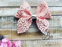 Load image into Gallery viewer, Metallic Leopard Print Bows