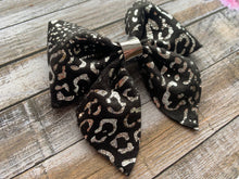 Load image into Gallery viewer, Metallic Leopard Print Bows
