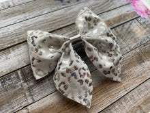 Load image into Gallery viewer, Metallic Leopard Print Bows