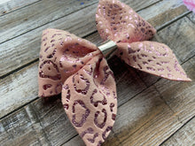 Load image into Gallery viewer, Metallic Leopard Print Bows