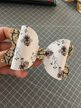 Load image into Gallery viewer, Beehive Crackle Bow
