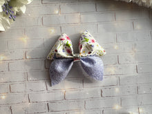Load image into Gallery viewer, Lilac Floral Pinch Bow

